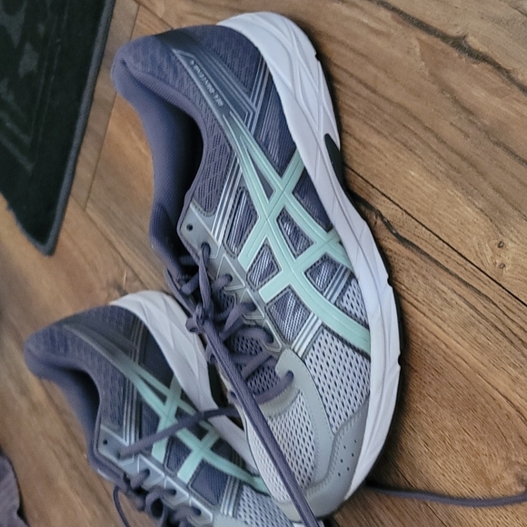 Sneakers - Picture 2 of 4